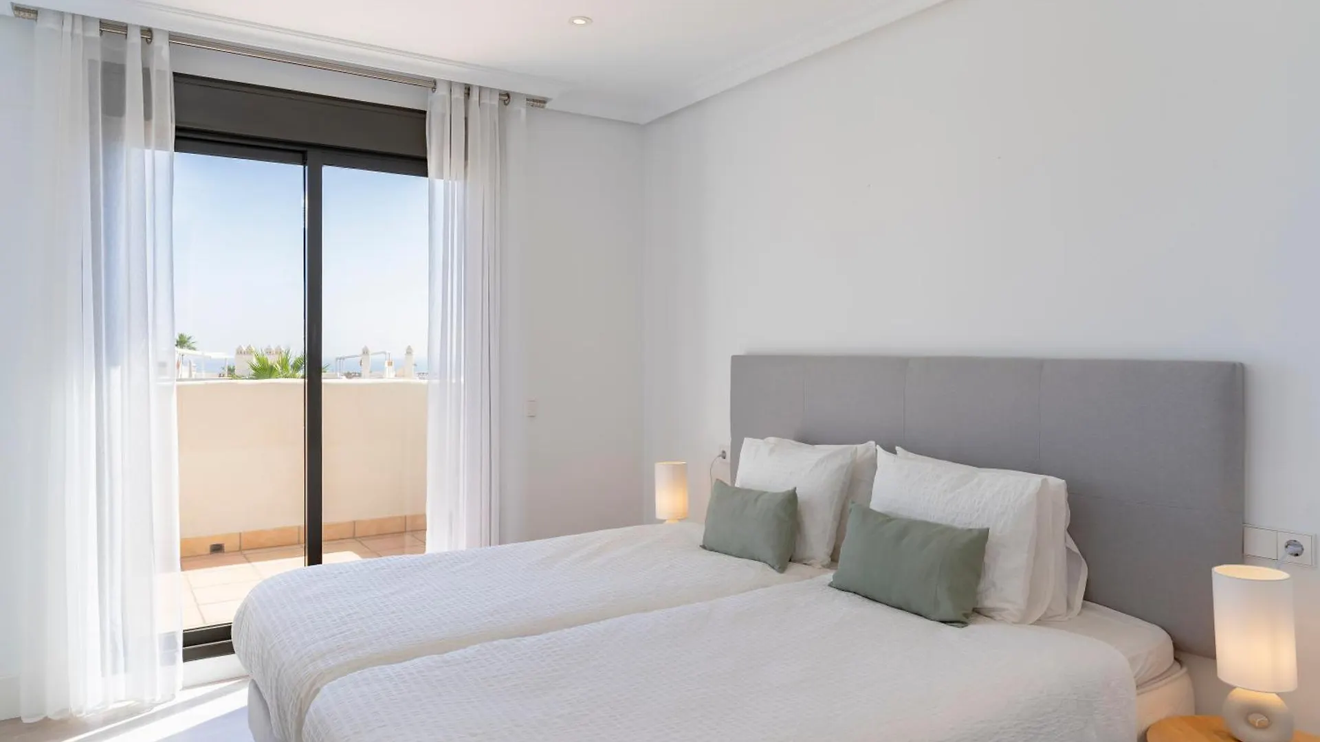 Geweldig Appartement Met Ruim Terras En Zeezicht Estepona Spain